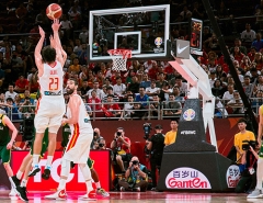 ABEO se réengage avec la FIBA jusqu'en 2024 et équipera la Coupe du Monde de Basket-Ball FIBA 2023 et les épreuves de Basket-Ball des JO de Paris 2024 avec sa marque SCHELDE SPORTS